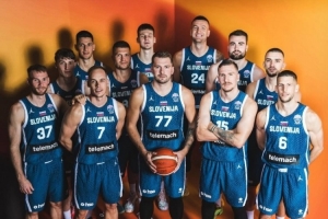 足球比分-止步八强！东契奇INS晒全队合照：❤️为斯洛文尼亚感到骄傲